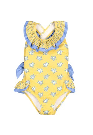 Bañador amarillo para niño pequeño con patrón de tortugas azules, cuello azul con volantes, lazos laterales y aberturas de piernas con volantes.