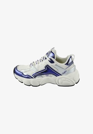 Sneaker bianca con accenti metallici viola e argento, tomaia in rete, collare imbottito, suola in gomma spessa e raffinati dettagli di cucitura.