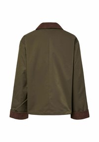 Oliivroheline jakk pruuni sametiselt krae ja mansettidega. Omab kastilist vormi ja sujuvat tekstuuri, disainitud vabaaja stiilis.