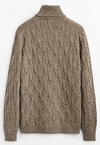 Pull en maille torsadée d'une teinte beige chaude avec un col montant, arborant un motif texturé et des bords côtelés.