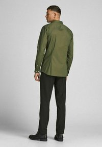 Jack & Jones PREMIUM JJPRPARMA NOOS - Kauluspaita - olive night