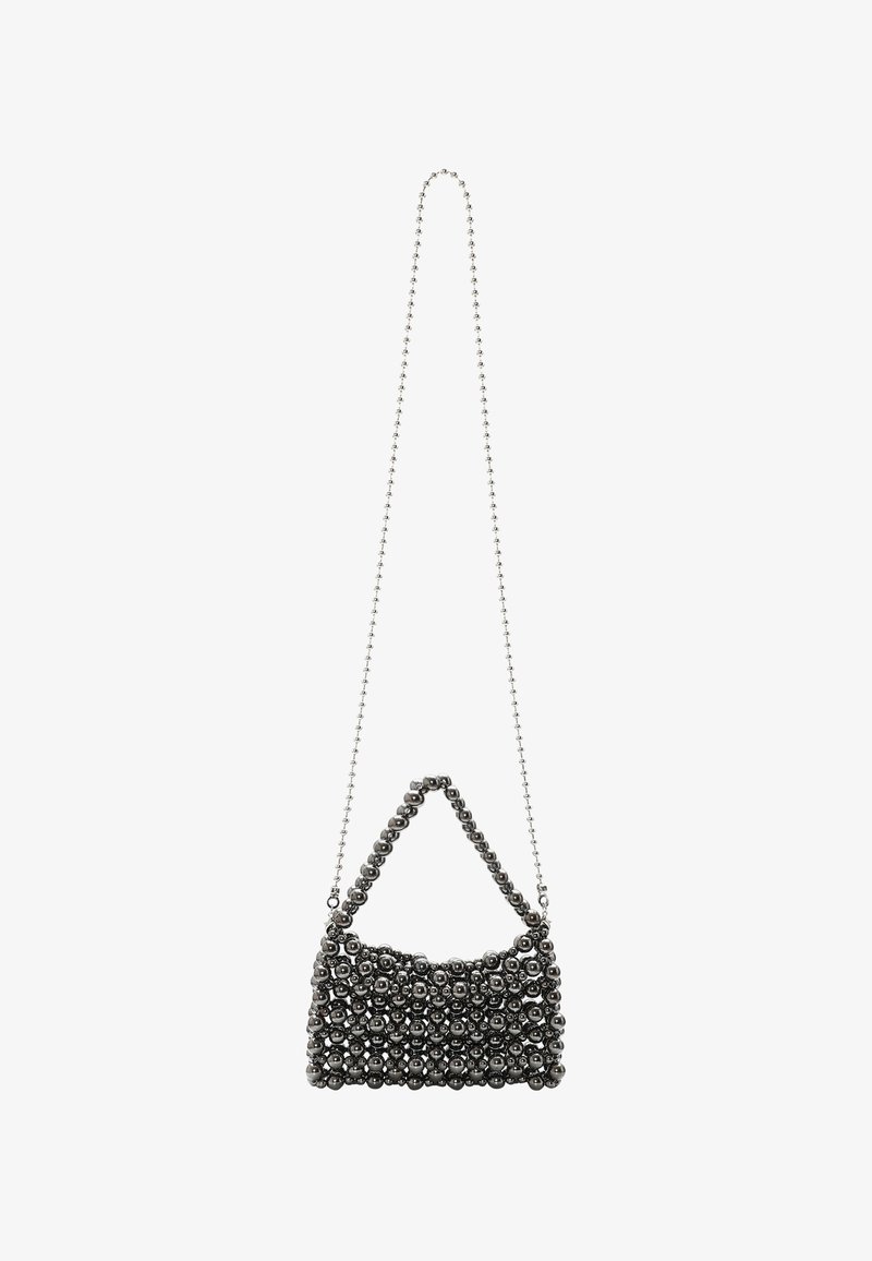 Schwarze Perlenhandtasche mit strukturierter Form, verziert mit runden Perlen. Sie verfügt über einen silbernen Kettenriemen und einen dreieckigen Griff.