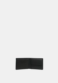 Zwarte leren portemonnee, bifold ontwerp, met meerdere kaartsleuven en een vak voor biljetten of munten. Gladde textuur, minimale hardware.
