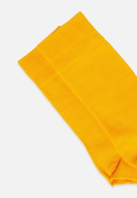 Żółte skarpetki załogowe z prążkowanym mankietem i gładką teksturą, z bezszwowym palcem dla komfortu i jednolitym kolorem przez cały czas.