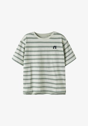 Bílé tričko s krátkým rukávem, tenkými černými vodorovnými pruhy a malým černým abstraktním logem na levé horní straně hrudi.