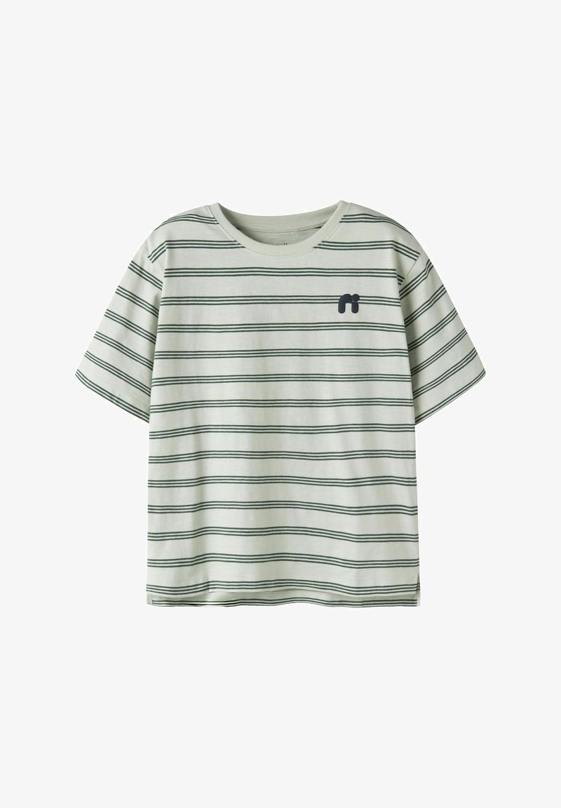 T-shirt blanc à manches courtes avec fines rayures horizontales noires et petit logo abstrait noir sur la poitrine, côté gauche en haut.