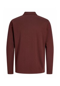 Polo à manches longues marron foncé vu de dos avec un col simple et sans motifs ni logos visibles.