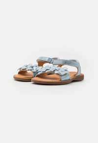 Lichtblauwe leren sandalen met een bloemenpatroon, open tenen, verstelbare riempjes en een beige gevoerde binnenzool. Platte zool.