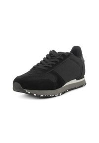 Sneaker nera con un mix di materiale in mesh traspirante e suede, lacci testurizzati, suola imbottita e design della suola maculato.