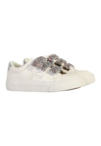 Sneaker bianco con tre fascette in velcro glitterate, punta rotonda, materiale in pelle liscia e dettagli perforati sui lati.