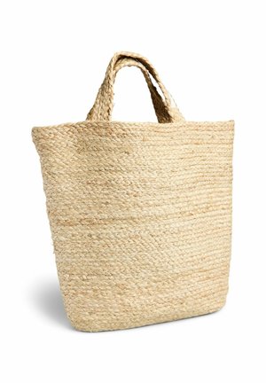 Sac cabas en fibres naturelles tissées avec deux poignées courtes, forme rectangulaire légèrement effilée, couleur beige clair, isolé sur fond blanc.