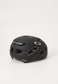 Schwarzer Fahrradhelm mit einem eleganten Design, mehreren Belüftungsöffnungen und einem verstellbaren Passsystem. Mit einem Oakley-Logo und ARO5-Branding.