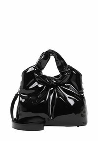 Czarna torebka z lakierowanej skóry z węzłowymi uchwytami, teksturowaną powierzchnią i odpinanym paskiem, o przestronnej, miękkiej sylwetce.