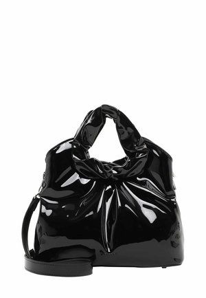 Musta patentoitu nahkabag, jossa on solmittu kahva, teksturoitu pinta ja irrotettava olkahihna, joka tarjoaa tilavan ja pehmeän siluetin.