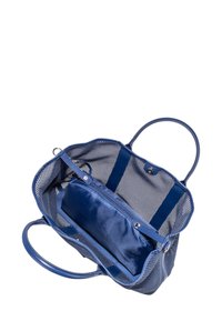 Tote bag en maille bleue avec des poignées en cuir lisse. Dispose d'un intérieur spacieux doublé de satin bleu et d'une poche zippée pour l'organisation.