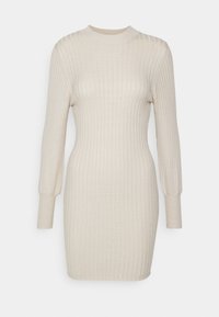 Kremowa, prążkowana sukienka z długimi rękawami i wysokim kołnierzem. Posiada dopasowaną sylwetkę i miękką teksturę dzianiny, idealna do warstwowego noszenia.