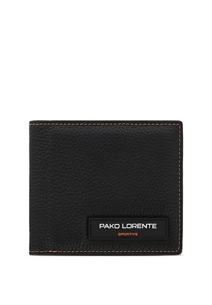Czarny portfel z teksturowanej skóry z pomarańczowym przeszyciem i metką z napisem "PAKO LORENTE SPORTIVE" na przednim, dolnym, prawym rogu.
