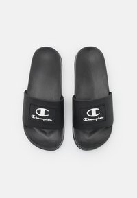 Sandales noires à glissière avec un matériau texturé, une large sangle avec un patch logo et un pied lisse. Conçues pour le confort et une utilisation décontractée.