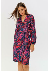 Květinové zavinovací šaty v tmavě modrozelené barvě, s růžovými a červenými listovými vzory, dlouhými rukávy, zúženým pasem a délce po kolena. Hladký povrch látky.