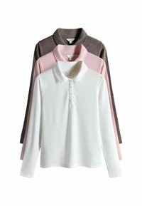 Trīs garām piedurknēm polo krekli: balts, gaiši rozā un tumši brūns. Katram ir apkakle un pogu sliede pa priekšpusi. Kokvilnas maisījuma audums.