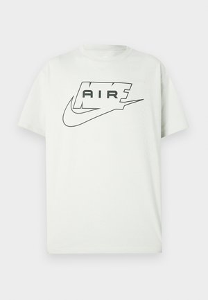 Hvit T-skjorte med korte ermer med svart Nike Air-logo, med ordet "AIR" inne i en stilisert omriss over den klassiske swooshen.