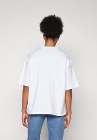 Pegador LOGO BOXY TEE - Pamata T-krekls - white gum white
