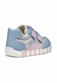 Sneaker blu e rosa con due cinturini in velcro, materiali lisci e testurizzati, forma arrotondata e suola in gomma bianca con scanalature.