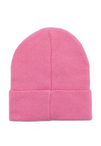 Różowa, dziana czapka beanie o prążkowanej teksturze, z podwiniętym mankietem u dołu i zaokrąglonym wierzchem.