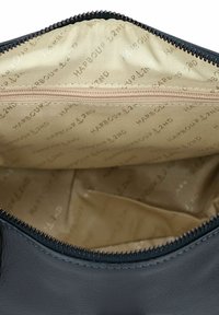 L'intérieur du sac à main en cuir noir présente une doublure beige avec un motif répété "HABBOUR & 2ND" et une poche zippée pour un stockage sécurisé.