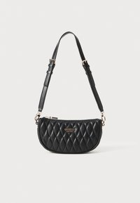 Borsa a spalla nera trapuntata con forma curvata, dotata di chiusura con zip e hardware in tonalità oro. Tracolla regolabile per un utilizzo versatile.