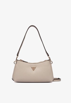 Sac bandoulière en cuir beige texturé avec une fermeture éclair dorée et un logo triangulaire Guess sur le devant, doté d'une seule bandoulière bordée de noir.