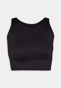 Brassière de sport noire à côtes, avec un décolleté arrondi et des bretelles larges, présentant une coupe sous la taille. Le matériau est extensible et lisse.