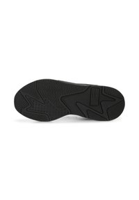 Semelle de chaussure de sport noire avec motifs de grip texturés, design en contours et détails de marque. Présente des motifs de semelle géométriques et ondulés.