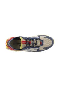 Scarpa da corsa con tomaia in mesh beige, dettagli in navy e giallo, allacciatura dettagliata e un distintivo passante per il tallone.