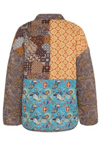 Jachetă matlasată cu un design tip patchwork, având modele paisley și geometrice complexe în nuanțe de maro, portocaliu și albastru.