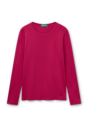 Camisa de manga larga con cuello redondo en magenta sólido, con un pequeño logo negro cerca del dobladillo en el lado izquierdo.
