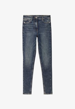 Jeansy denim slim fit w ciemnoniebieskim kolorze, z efektem sprania, pięcioma kieszeniami oraz strukturą materiału charakterystyczną dla klasycznego denimu.