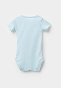 Jasnoniebieski bawełniany body z krótkim rękawem, okrągłym dekoltem i zapięciem na napy u dołu. Miękka tekstura, gładkie wykończenie, minimalistyczny design.