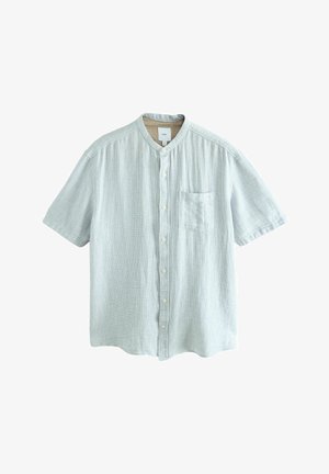 Lys blå kortærmet skjorte med knaplukning foran, patchlomme, tekstureret stof og båndkrave. Har et subtilt vævet mønster.