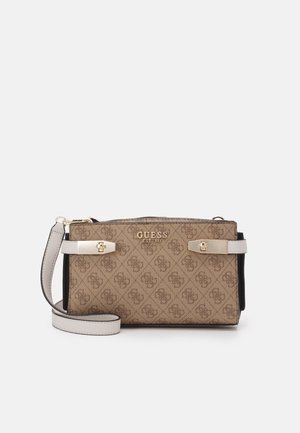 Sac bandoulière GUESS marron avec une sangle beige, des ferrures dorées et orné de motifs de logos répétés sur fond clair.