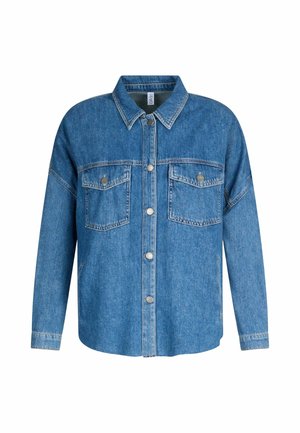 Veste en denim de couleur bleu clair, avec un devant à boutons, un col, des manches longues et deux poches poitrine avec des détails en matériel argenté.