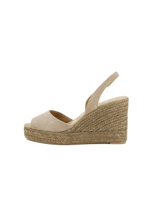 Sandalo con zeppa aperto in camoscio beige con suola platform in juta intrecciata e cinturino sul tallone.