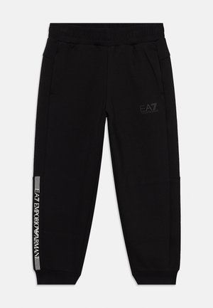 Μαύρη φόρμα Emporio Armani EA7 με ελαστική μέση, πλαϊνές τσέπες, ριμπ μανσέτες και λευκό λογότυπο στο αριστερό πόδι.