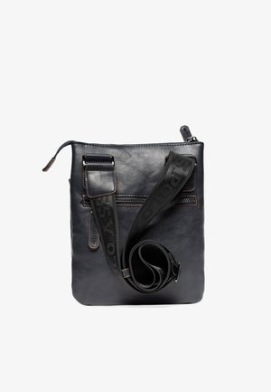 Svart läder crossbody-väska med en texturerad yta, dragkedjestängning, justerbar rem och ett framfick med dragkedja.