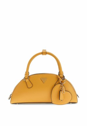 Sac à main jaune avec une poignée arrondie sur le dessus et un porte-clés en forme de cœur suspendu sur le côté, sur fond blanc.