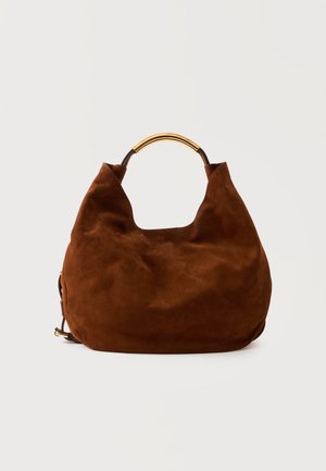 Sac hobo en daim marron avec une poignée incurvée en métal doré et un corps souple et décontracté sur un fond neutre.