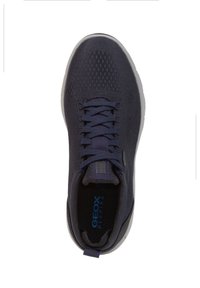 Granatowe sneakersy z teksturowanym wierzchem, sznurowane, z gumową podeszwą. Zawierają logo Geox i mają smukły design.