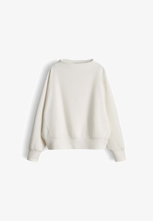 Pull blanc texturé avec un col rond, épaules tombantes, poignets et ourlet côtelés. Tissu doux avec une apparence chaleureuse.