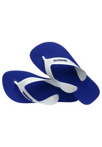Chanclas de goma azules con suela texturizada y correas de goma blancas. El nombre de la marca "Havaianas" está impreso en azul en las correas.