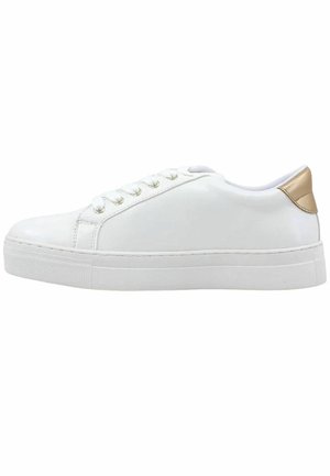 Sneakers bianchi in pelle con suola in gomma strutturata, punta rotonda, lacci sul davanti e un accento metallico oro sul tallone.
